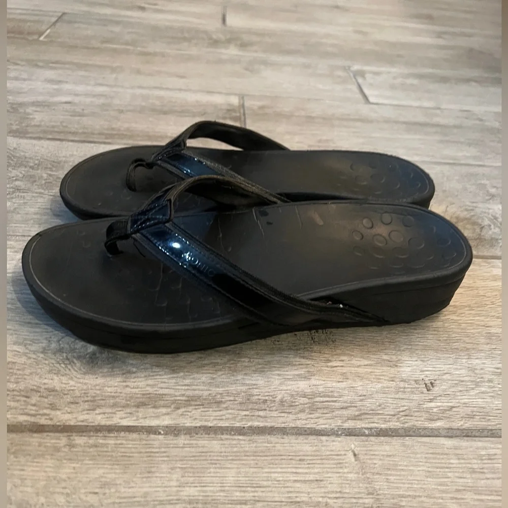Vionic Tide II toe black thong sandals, size 10 1/2